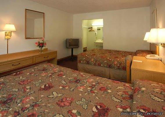 Econo Lodge Airport I-35 North Farmers Branch Exterior photo