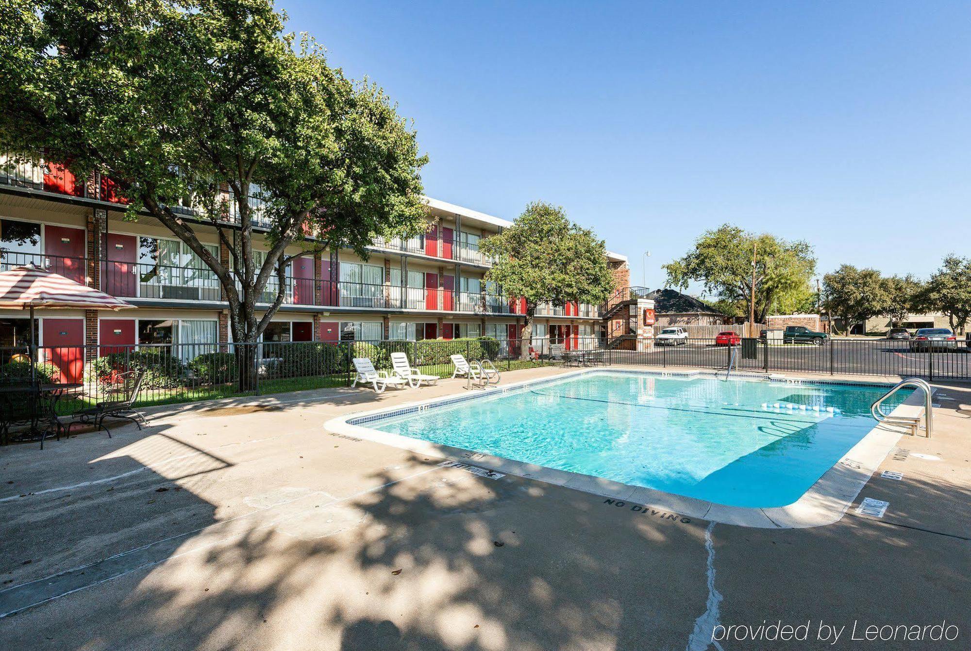 Econo Lodge Airport I-35 North Farmers Branch Exterior photo