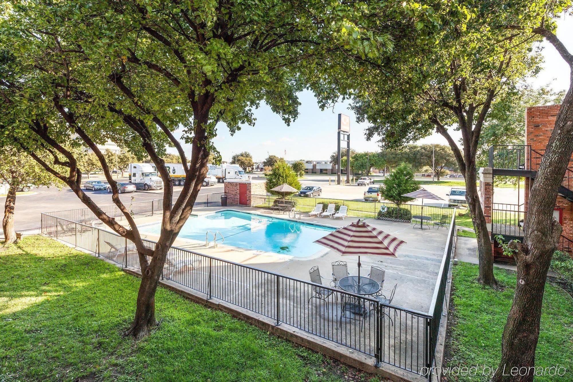 Econo Lodge Airport I-35 North Farmers Branch Exterior photo