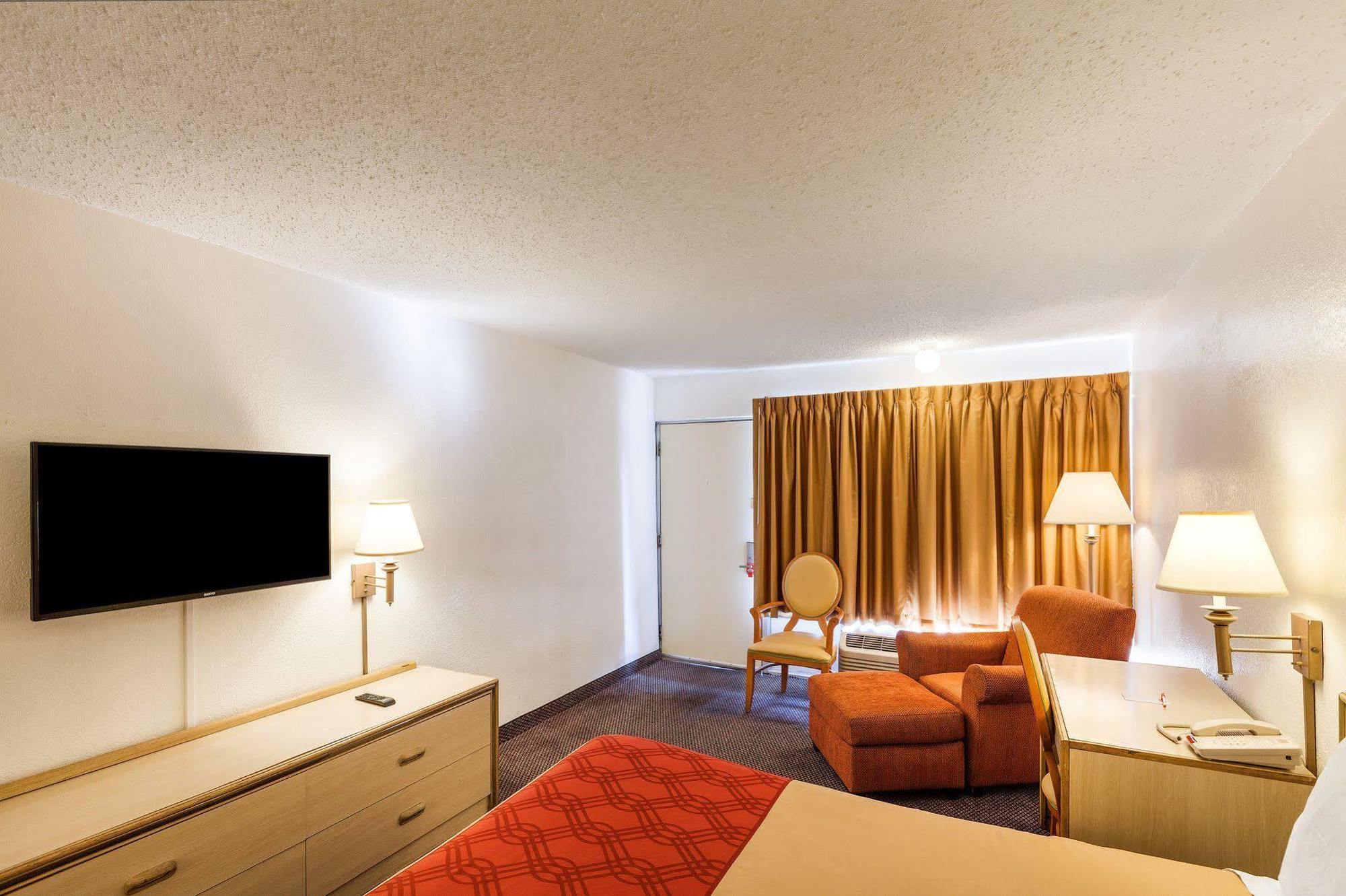 Econo Lodge Airport I-35 North Farmers Branch Exterior photo