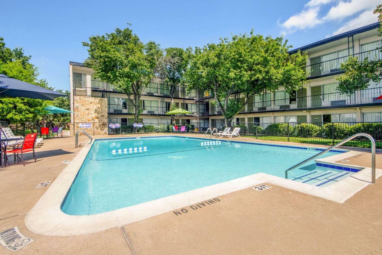 Econo Lodge Airport I-35 North Farmers Branch Exterior photo