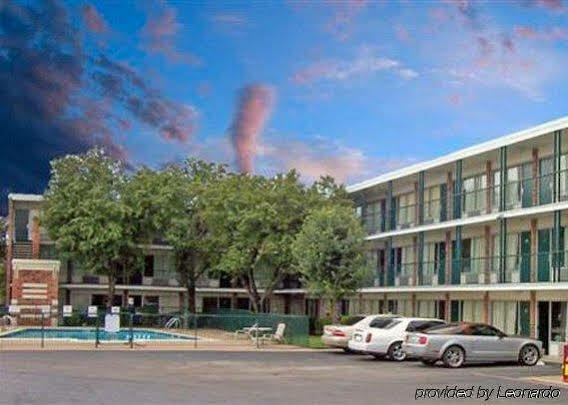 Econo Lodge Airport I-35 North Farmers Branch Exterior photo