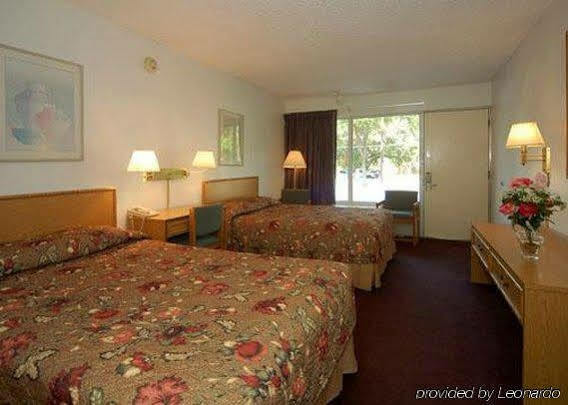 Econo Lodge Airport I-35 North Farmers Branch Exterior photo
